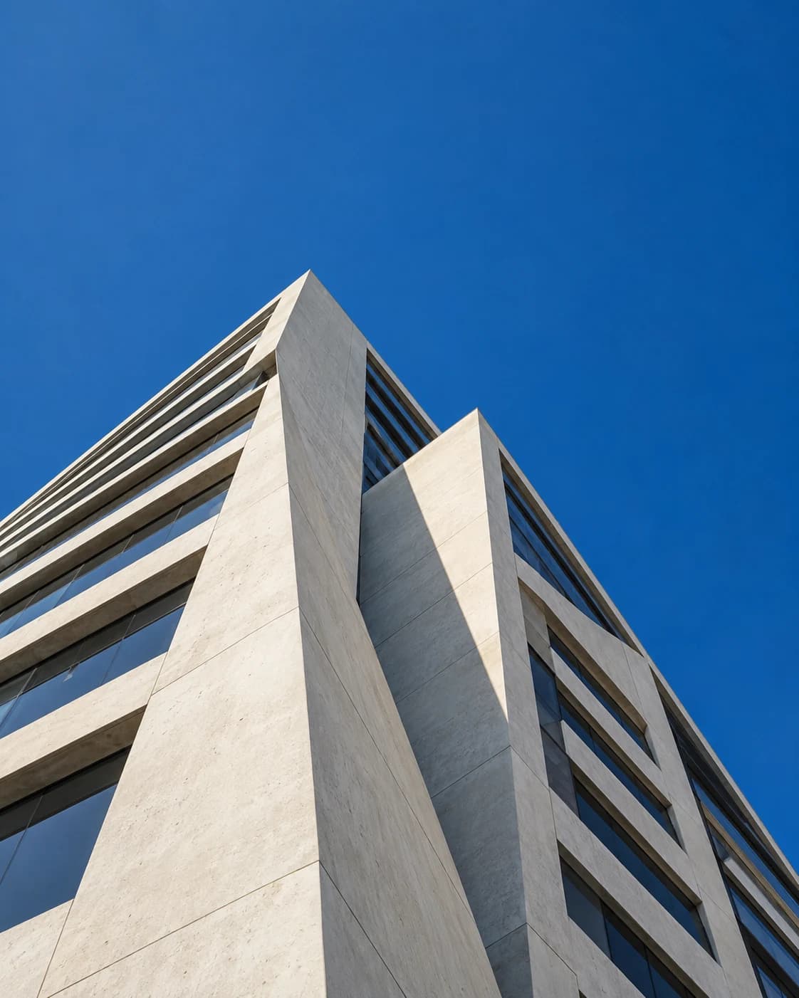 Composición arquitectónica conceptual: edificio de hormigón frente al cielo azul